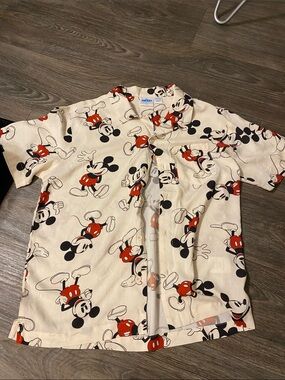 Men’s Disney & Friends Cream Mickey Mouse Shirt w Red/Black Print; size Small